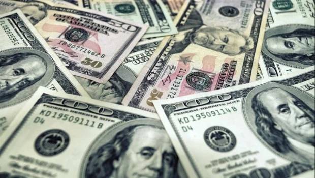 El dólar cerró con una leve suba en $1.465