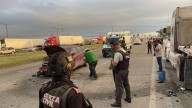 Tráiler impacta a tres vehículos y causa tráfico intenso en la autopista a Laredo