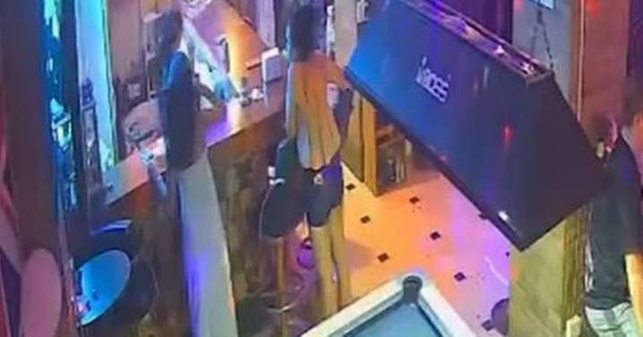 Woman cuts own neck with knife multiple times after bar row with boyfriend