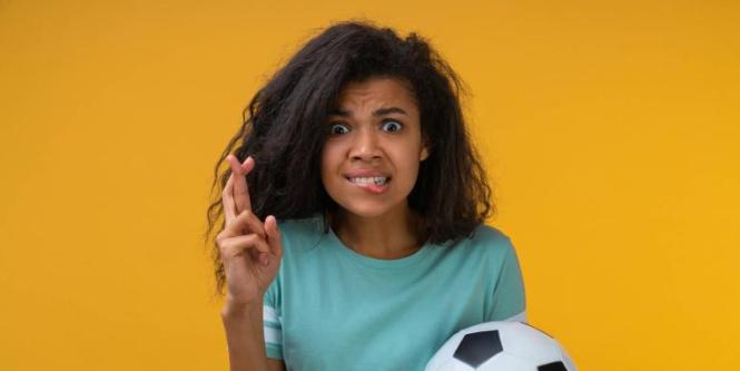 Hacer ‘pollas’ futboleras o rifas en su trabajo lo podría dejar sin empleo: esto dice la ley 