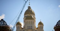Rumanos acuden en masa a una nueva catedral, una de las mayores iglesias ortodoxas del mundo