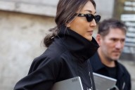 Acabo de volver de París y hay tantas francesas con esta chaqueta tendencia de otoño como brasseries de moda