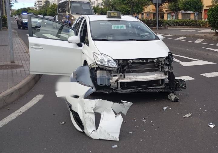 Susto en Siete Palmas: un camión y un taxi colisionan en una rotonda