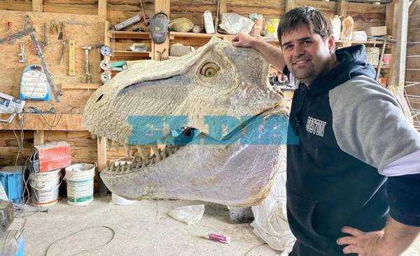 Del León de UNO a dinosaurios: el artista de La Plata que convierte su taller en un reino animal