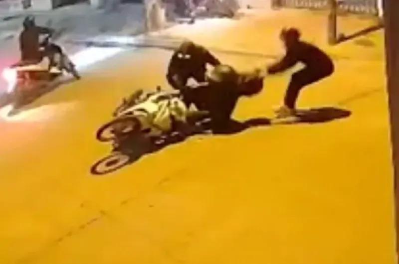 VIDEO | Terrible: el momento en que motochorros rodearon a una mujer para robarle la moto