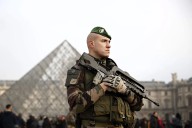 Varios atracadores entran al Louvre por un montacargas y roban varias joyas antes de darse a la fuga en scooters