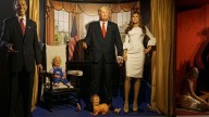 Un artista chileno puso un muñeco de Milei como perrito faldero de Trump en el Museo de Cera de Madrid