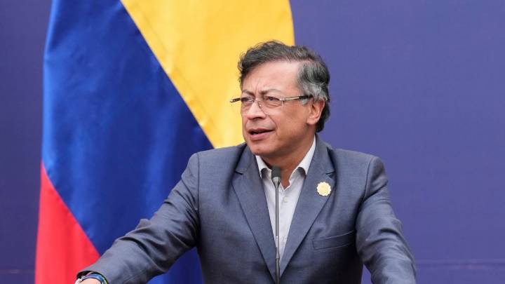 Petro plantea reiniciar diálogos de paz suspendidos con la guerrilla ELN
