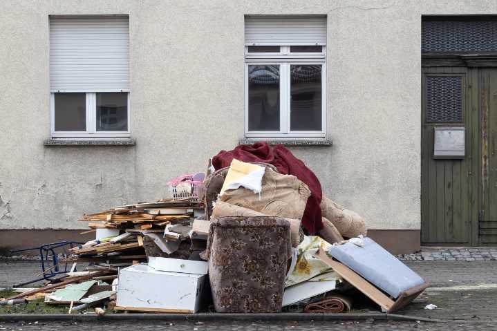 Dear Annie: My neighbors’ mess is ruining my view