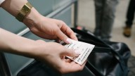 ¿Qué son las etiquetas de equipaje? Conozca cuál es su función principal y por qué guardarlas durante un viaje
