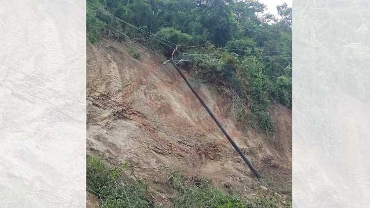 Desgajamiento de cerro desploma poste de la CFE