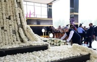 CM Omar pays tribute to police martyrs at Zewan