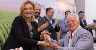 Entregan reconocimiento al mérito nogalero a Víctor Cruz; Maru Campos recibe el premio