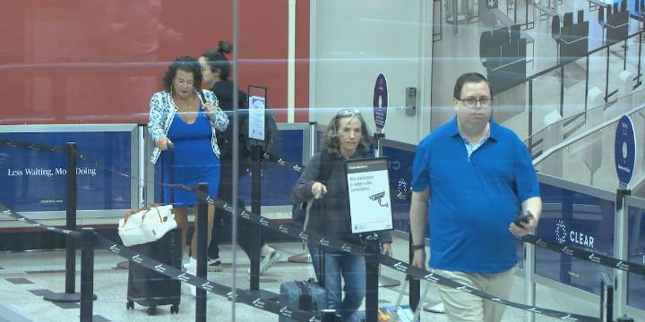 Government shutdown starts to send ripple effects with flights at major airports