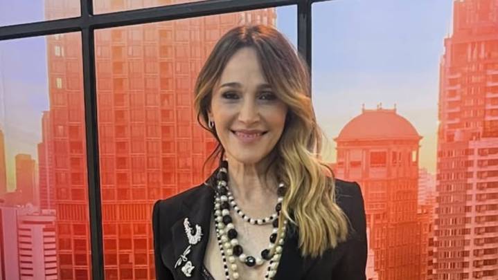 Verónica Lozano combinó un traje pantalón con corpiño joya, un look que conquistó a las famosas