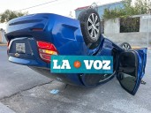 Choca con embarazada y vuelca auto en la 288