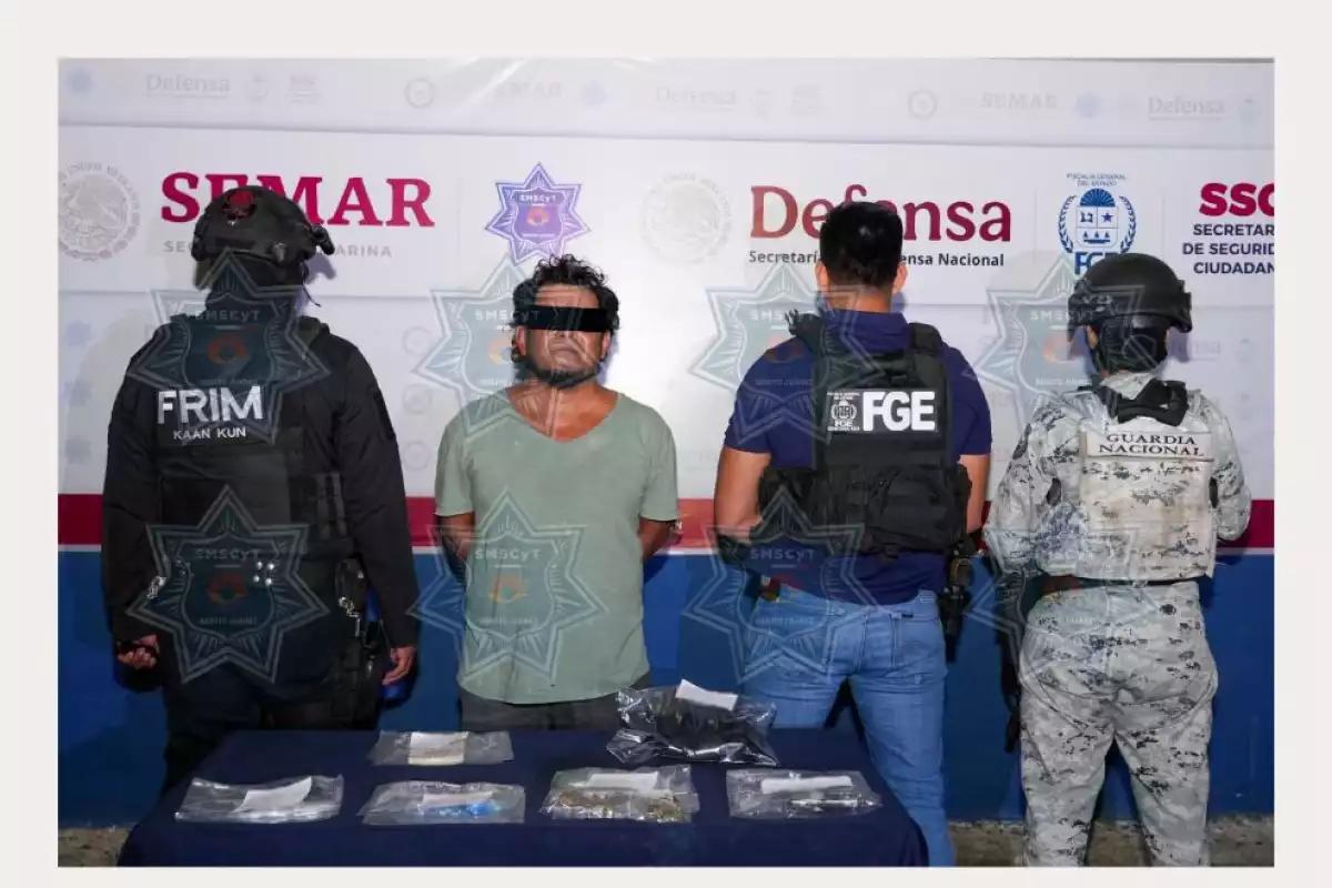 Detienen a motociclista con posesión de presunta droga en Cancún