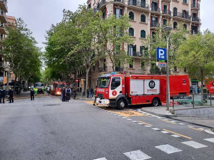 Arde un autobús turístico en la Diagonal de Barcelona