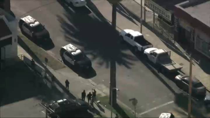 Agente resulta herido en el sur de Los Ángeles durante detención