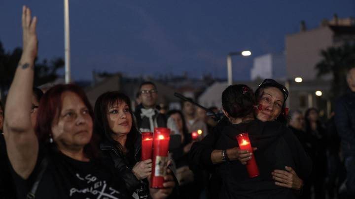 Voluntarios y vecinos recuerdan con una cadena humana a las víctimas de la dana en Paiporta