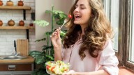 Qué alimentos aumentan la serotonina y te hacen sentir feliz o hasta enamorado