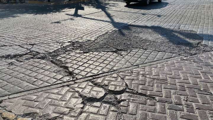 Muestran calles aledañas a la Macroplaza deterioro y hundimientos