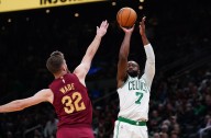 Deadspin | Jaylen Brown, Celtics pull away from Cavaliers