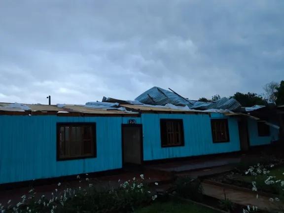 Temporal causó daños en una escuela rural y caída de árboles sobre la ruta 211