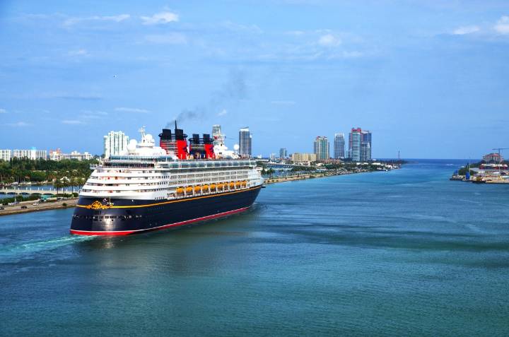 Una niña de 5 años cayó desde un crucero de Disney mientras su madre intentaba tomarle una foto