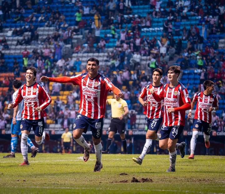 Puebla vuelve a caer y se hunde en el fondo de la tabla tras derrota ante Chivas