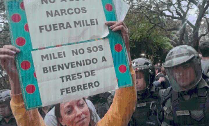 Una multitud recibió a Javier Milei también para rechazar su presencia en Tres de Febrero