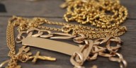 ¿Cómo limpiar las joyas de oro para mantener su brillo sin dañarlas?