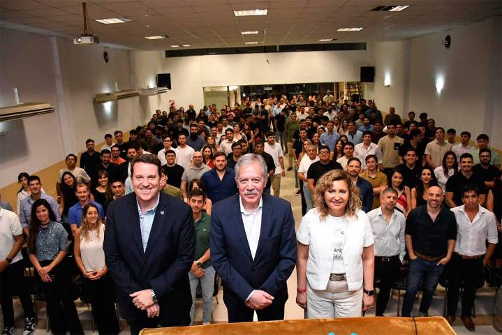 Elías Suárez ratificó el plan de desarrollo provincial ante jóvenes emprendedores, comerciantes e industriales