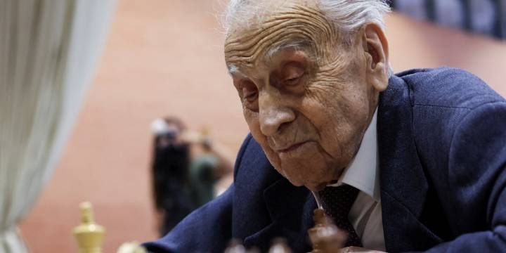 El secreto para la longevidad de Manuel Álvarez Escudero, el ajedrecista que compite a los 104 años