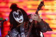 Leyenda del rock Gene Simmons, hospitalizado tras accidente de tránsito
