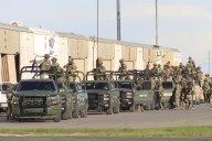 Revientan policías vivienda en Juárez, liberan a varios secuestrados y detienen a dos