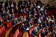Primer ministro francés sobrevive a las mociones de censura tras hacer una concesión sobre las pensiones