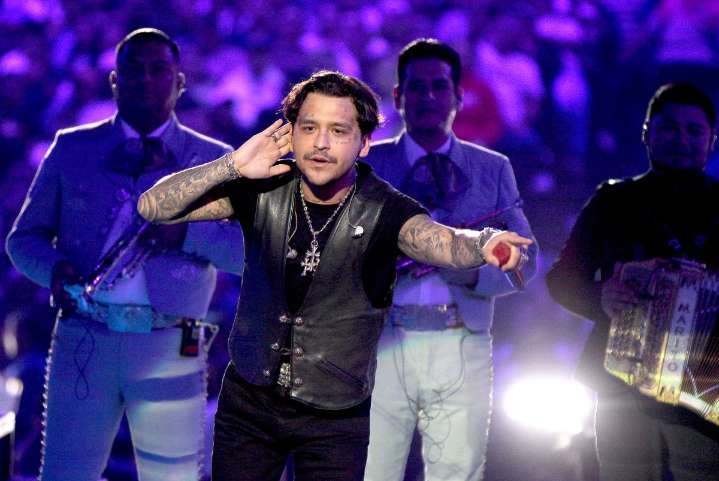 Christian Nodal sorprende con adelanto de una canción junto a Vicente Fernández