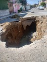 Alarma en Valle de Chalco: Enorme socavón sin atender en colonia Jardín es una amenaza para vecinos que aviva temor por pozo de agua
