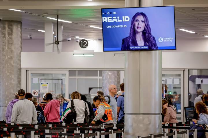 Varios aeropuertos se niegan a emitir un vídeo de Kristi Noem en el que culpa a los demócratas por el cierre del Gobierno