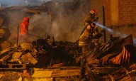 Incendio en Pamplona Alta deja a 147 familias sin hogar: damnificados piden apoyo y custodian sus terrenos