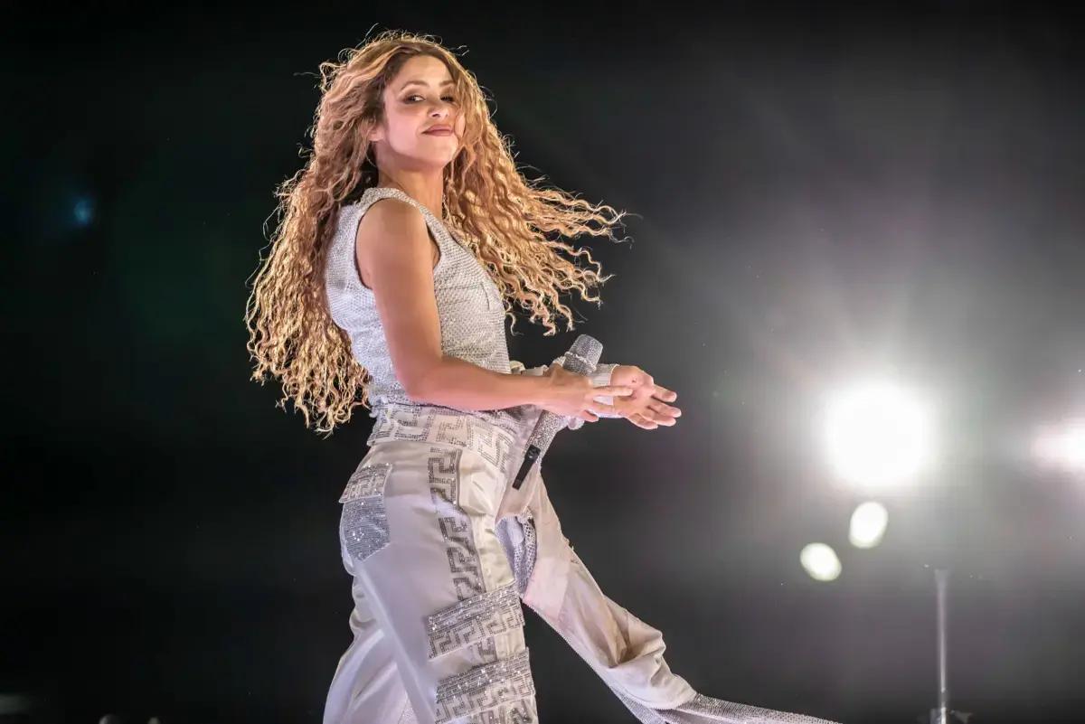 Hombre de 80 años es engañado por cuenta falsa de Shakira; interpone demanda a la cantante