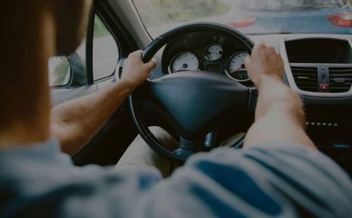 Es obligatorio manejar con las dos manos al volante advierte policía de Tijuana