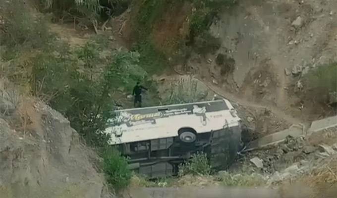 Bus de un grupo de cumbia se despista y cae a abismo en Canta: vecinos auxilian a los heridos