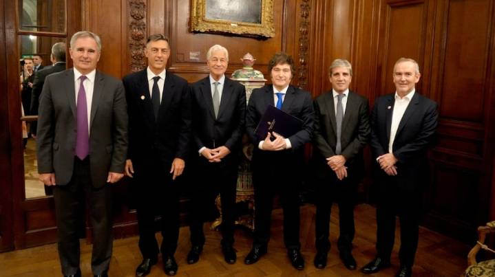 A dos días de la elección legislativa, Javier Milei y su equipo económico se reunieron con el CEO de JP Morgan