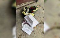 Le dejan corona fúnebre y fotos de su hija, Activista denuncia amenazas de muerte