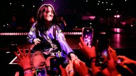 Billie Eilish sufre brutal agresión de un fan en pleno concierto en Miami
