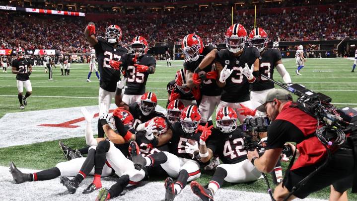 Falcons dominate on offense to upset Bills 24