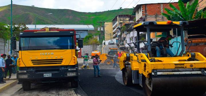 Aplican 10 mil toneladas de asfalto en la autopista Cacique Guaicaipuro