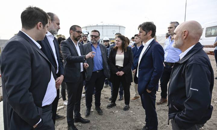 Kicillof de visita en el Puerto de Coronel Rosales: "No frenamos ni una obra porque los vecinos las necesitan"
